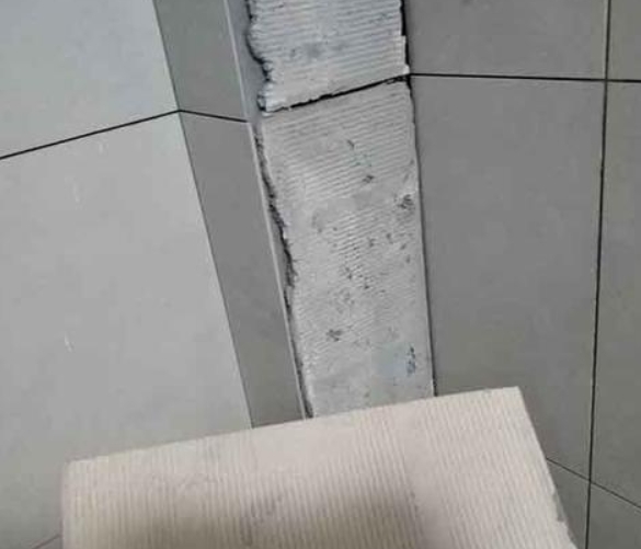 成武瓷砖空鼓维修公司分享下厨房瓷砖脱落的补救措施。